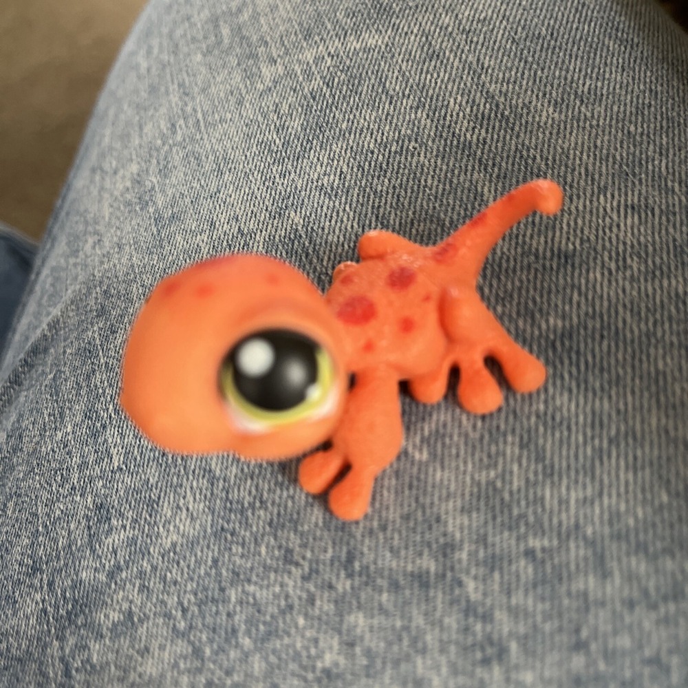 Hasbro Littlest Pet Shop #326: Authentic Textured Orange and Red Gecko Lizard